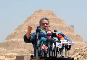 تحنيط مومياوات - وزير الآثار المصري (خالد العناني) يتحدث بعد كشف النقاب عن الاكتشاف.