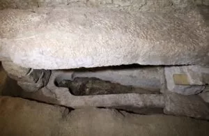 تحنيط مومياوات - مومياء داخل موقع الدفن البالغ من العمر 2000 سنة
