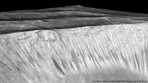 ماء سائل على المريخ - اكتشاف قد يظهر وجود حياة داخل الكوكب الأحمر