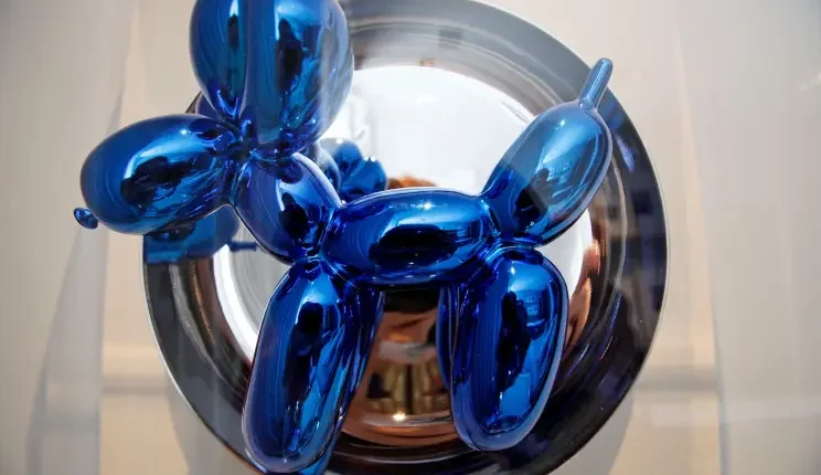 زائرة تكسر منحوتة زجاجية قيمتها 42 ألف دولار لجيف كونز